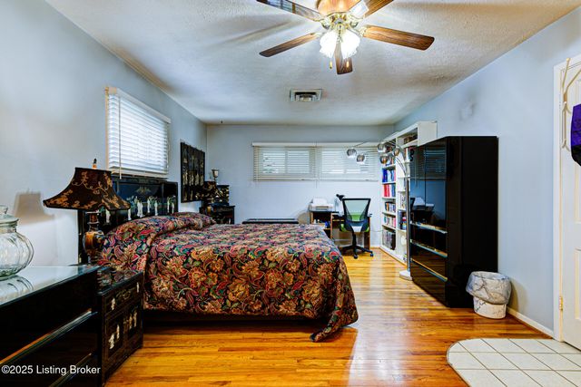 4820 Redstart Rd, Louisville, KY 40213