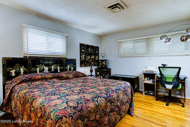 4820 Redstart Rd, Louisville, KY 40213