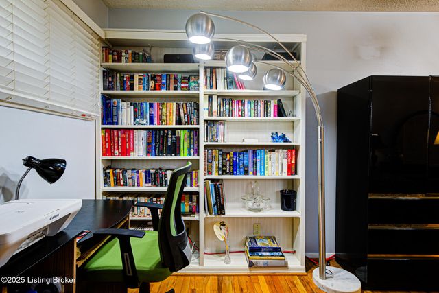 4820 Redstart Rd, Louisville, KY 40213