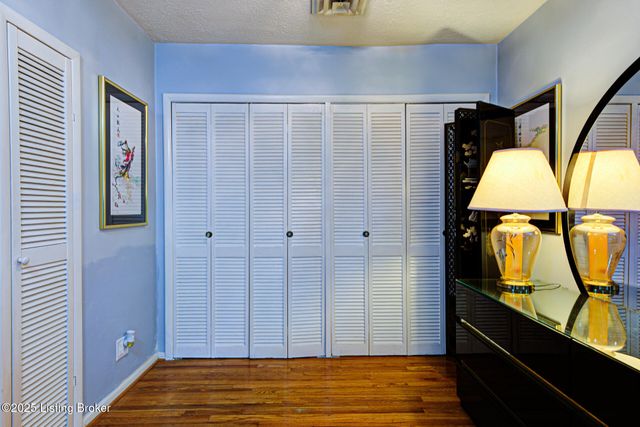 4820 Redstart Rd, Louisville, KY 40213