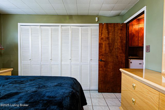 4820 Redstart Rd, Louisville, KY 40213