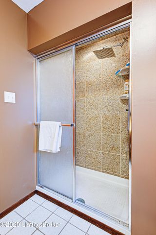 4820 Redstart Rd, Louisville, KY 40213