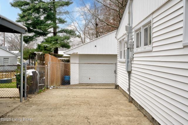 4820 Redstart Rd, Louisville, KY 40213