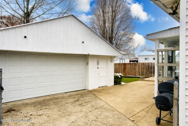 4820 Redstart Rd, Louisville, KY 40213