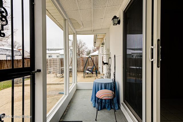 4820 Redstart Rd, Louisville, KY 40213