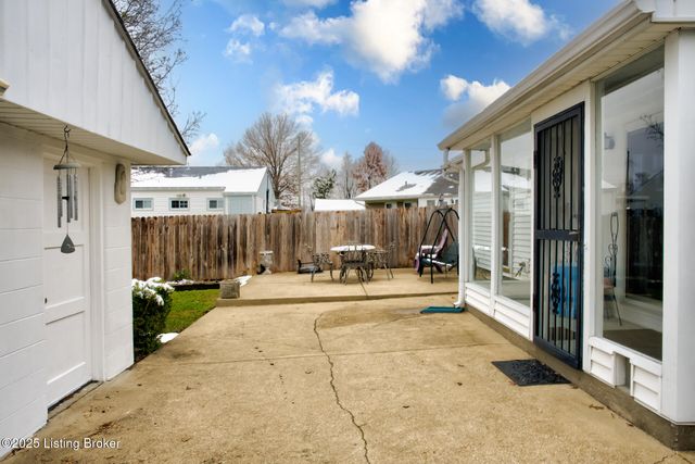 4820 Redstart Rd, Louisville, KY 40213