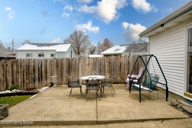 4820 Redstart Rd, Louisville, KY 40213