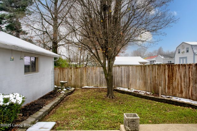 4820 Redstart Rd, Louisville, KY 40213