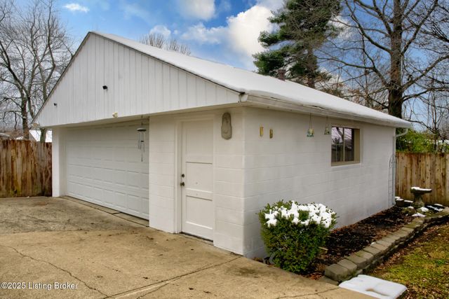 4820 Redstart Rd, Louisville, KY 40213