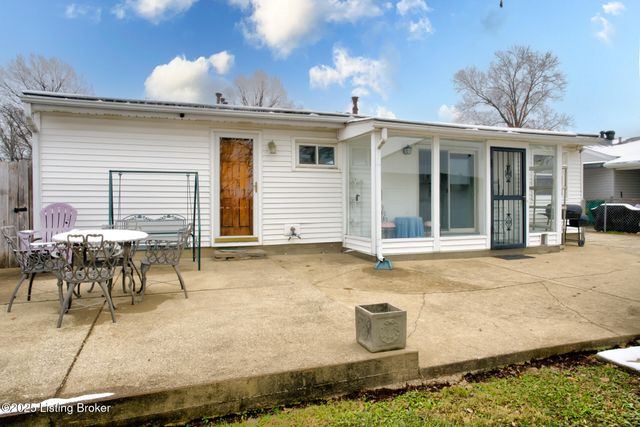 4820 Redstart Rd, Louisville, KY 40213