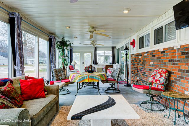 4820 Redstart Rd, Louisville, KY 40213