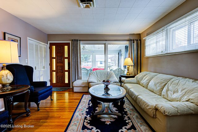 4820 Redstart Rd, Louisville, KY 40213