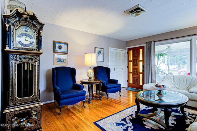 4820 Redstart Rd, Louisville, KY 40213