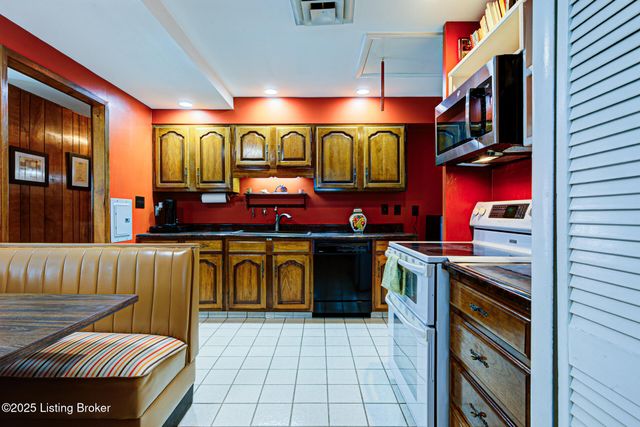 4820 Redstart Rd, Louisville, KY 40213