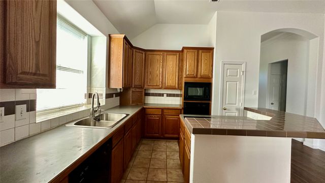 808 Pinnacle Circle, Lewisville, TX 75077