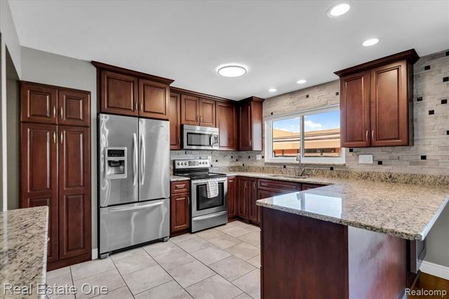 5063 Abington Drive, Troy, MI 48085