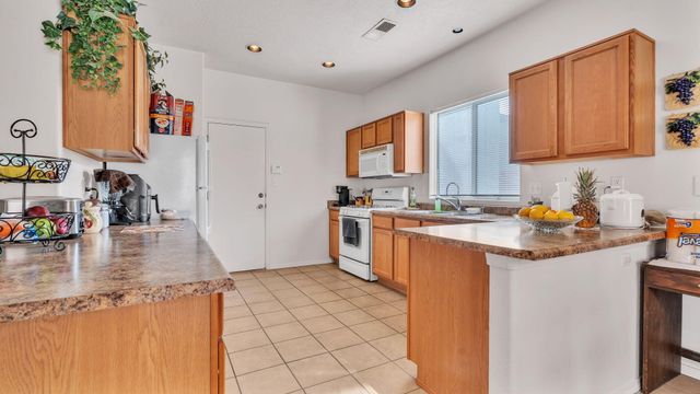 3211 Rio Maria Drive SW, Albuquerque, NM 87121