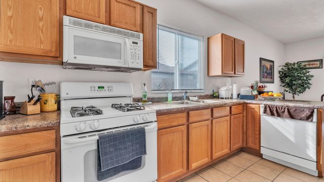 3211 Rio Maria Drive SW, Albuquerque, NM 87121