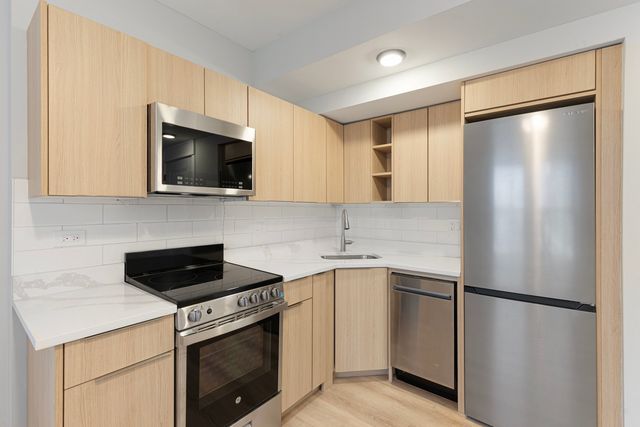 1634 W HOWARD Street 310, Chicago, IL 60626