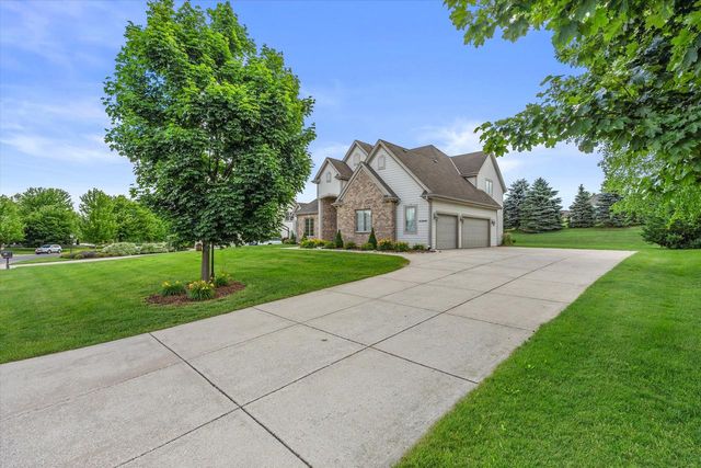W218N5466 Taylors Woods DRIVE, Menomonee Falls, WI 53051