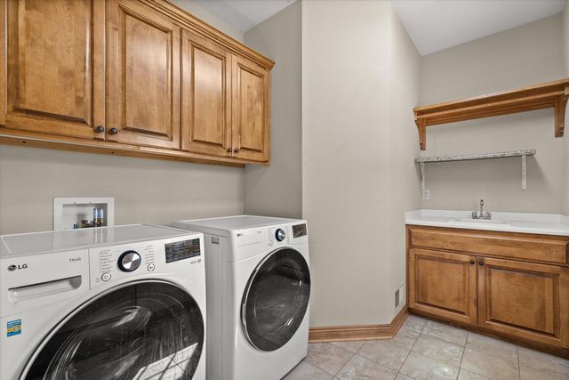 W218N5466 Taylors Woods DRIVE, Menomonee Falls, WI 53051