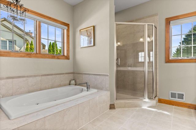 W218N5466 Taylors Woods DRIVE, Menomonee Falls, WI 53051
