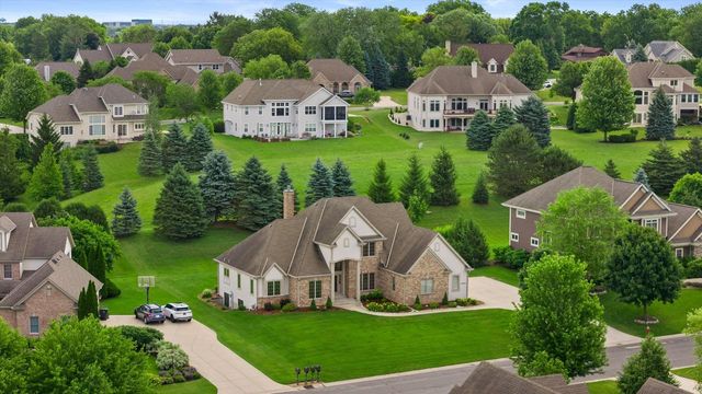 W218N5466 Taylors Woods DRIVE, Menomonee Falls, WI 53051