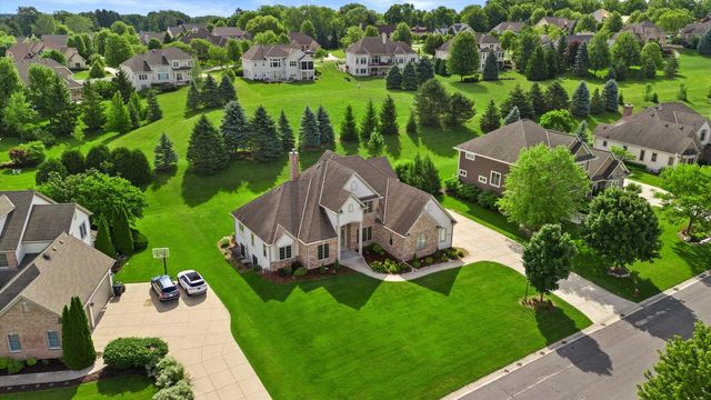 W218N5466 Taylors Woods DRIVE, Menomonee Falls, WI 53051
