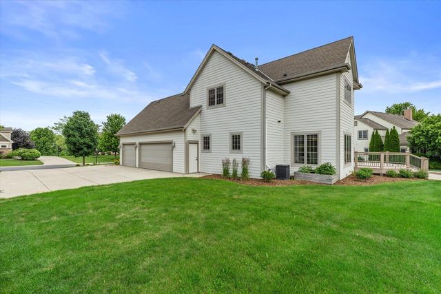W218N5466 Taylors Woods DRIVE, Menomonee Falls, WI 53051