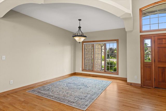 W218N5466 Taylors Woods DRIVE, Menomonee Falls, WI 53051