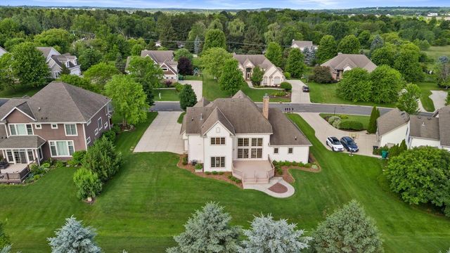 W218N5466 Taylors Woods DRIVE, Menomonee Falls, WI 53051