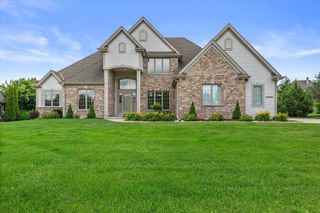 W218N5466 Taylors Woods DRIVE, Menomonee Falls, WI 53051