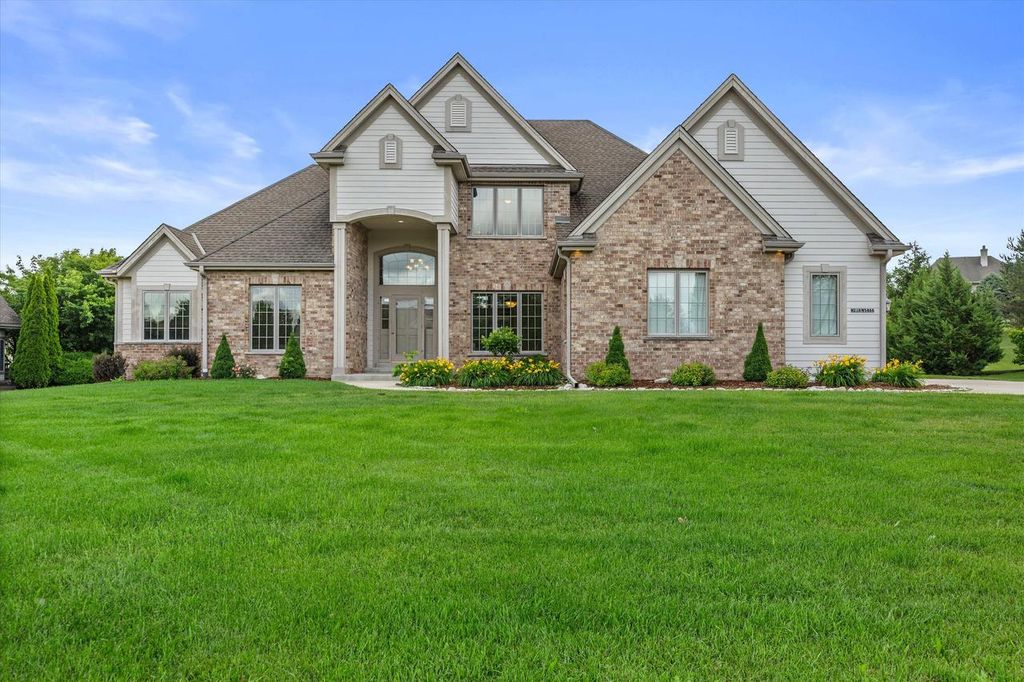W218N5466 Taylors Woods DRIVE, Menomonee Falls, WI 53051