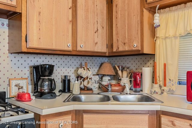 1010 W Barnes Avenue, Lansing, MI 48910