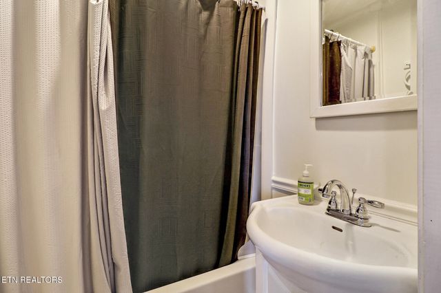 1104 Allardt Hwy, Jamestown, TN 38556