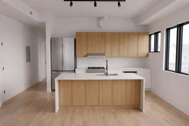 15 Clyde St B, Somerville, MA 02145