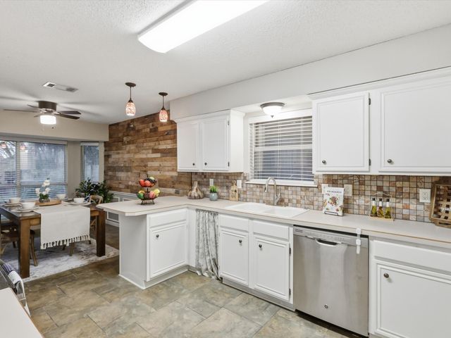 5703 Prescott Drive, Arlington, TX 76018