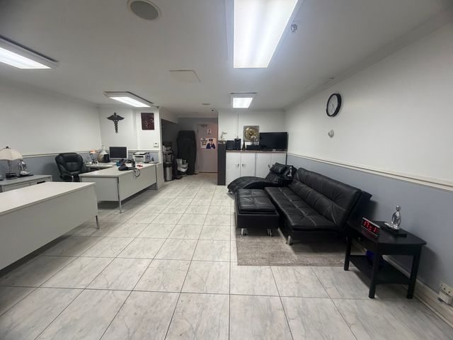 4600 N Cumberland Avenue 1, Chicago, IL 60656