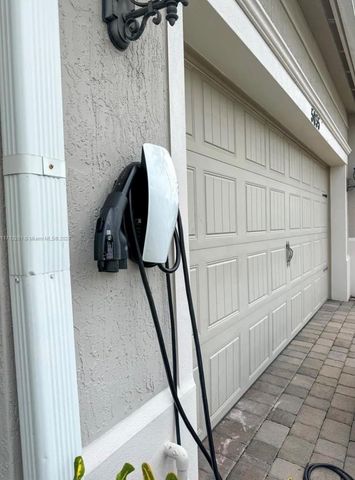 5035 Eucalyptus Dr, Hollywood, FL 33021