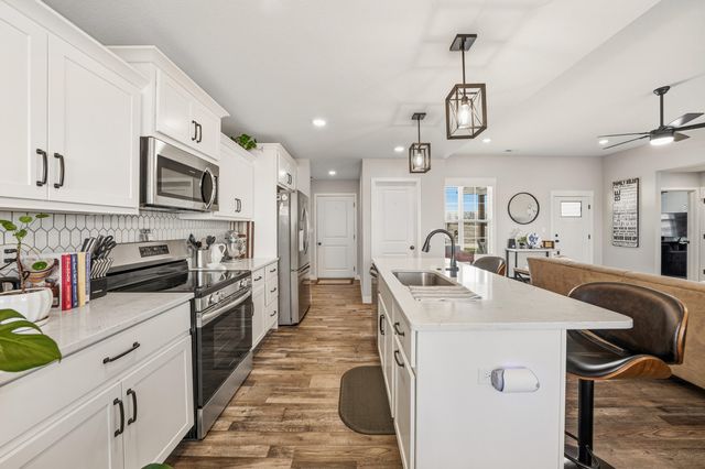 2491 GREENSIDE DR, Boonville, MO 65233