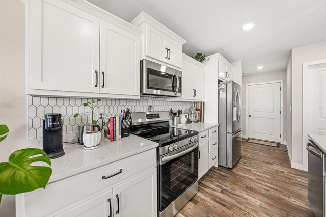 2491 GREENSIDE DR, Boonville, MO 65233