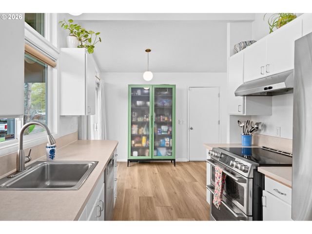 15051 Nw OAKMONT Loop, Beaverton, OR 97006