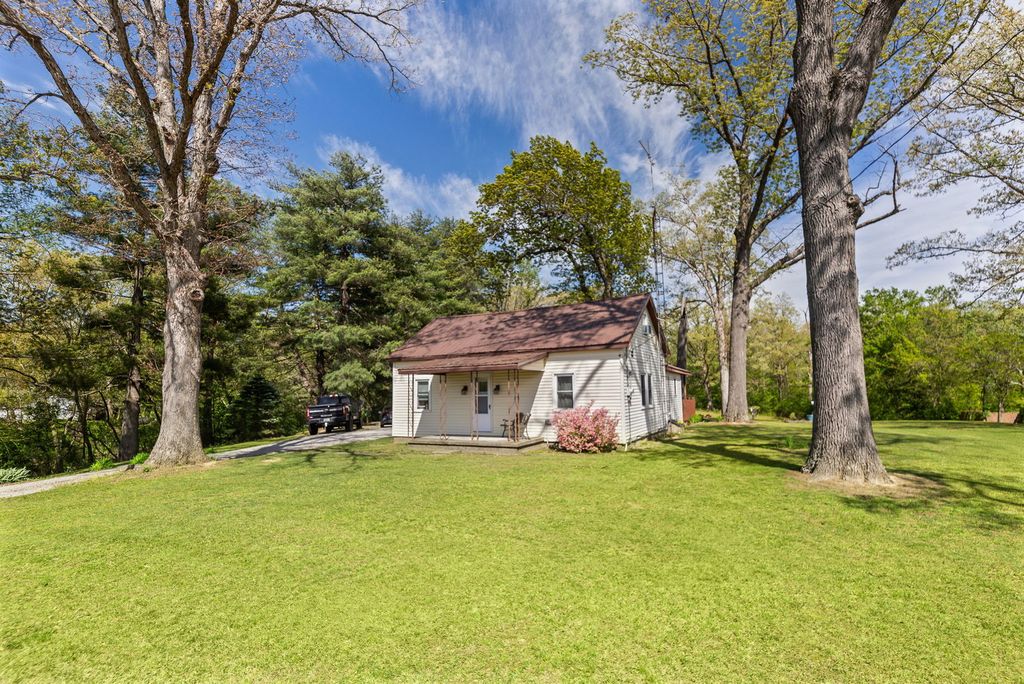 Image 1 of property listing at 1140 Race Track Road, Centralia, IL 62801