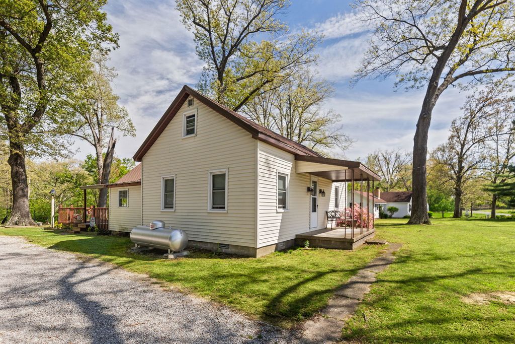 Image 2 of property listing at 1140 Race Track Road, Centralia, IL 62801