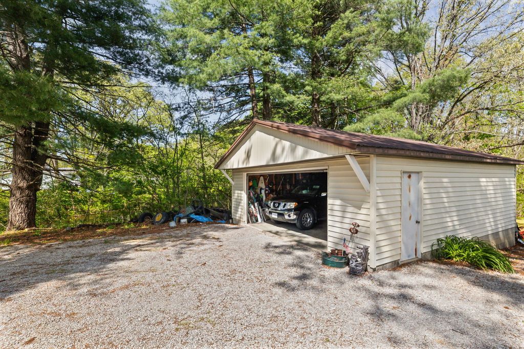 Image 12 of property listing at 1140 Race Track Road, Centralia, IL 62801