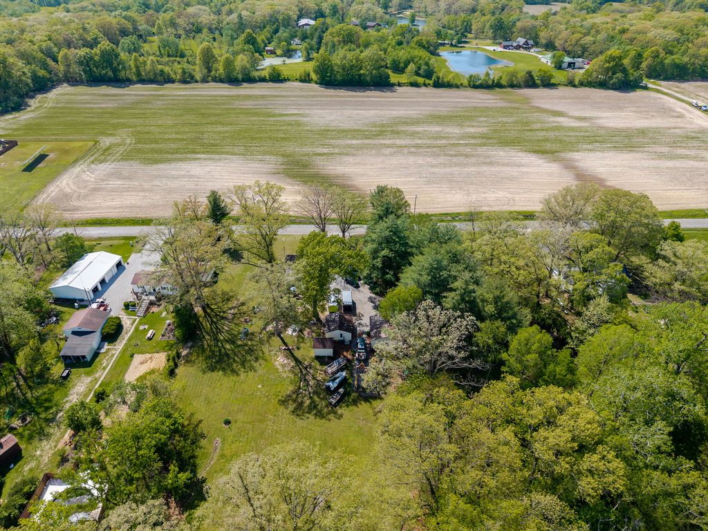 Image 15 of property listing at 1140 Race Track Road, Centralia, IL 62801