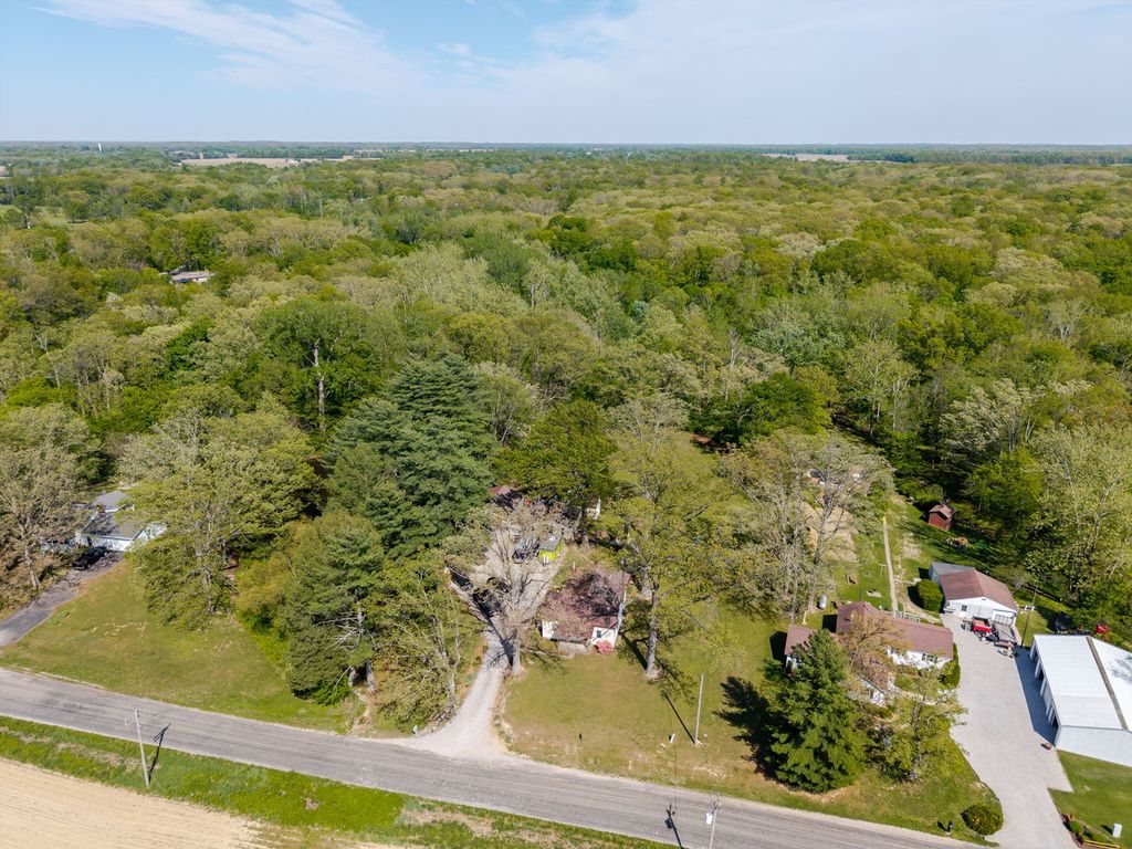 Image 19 of property listing at 1140 Race Track Road, Centralia, IL 62801