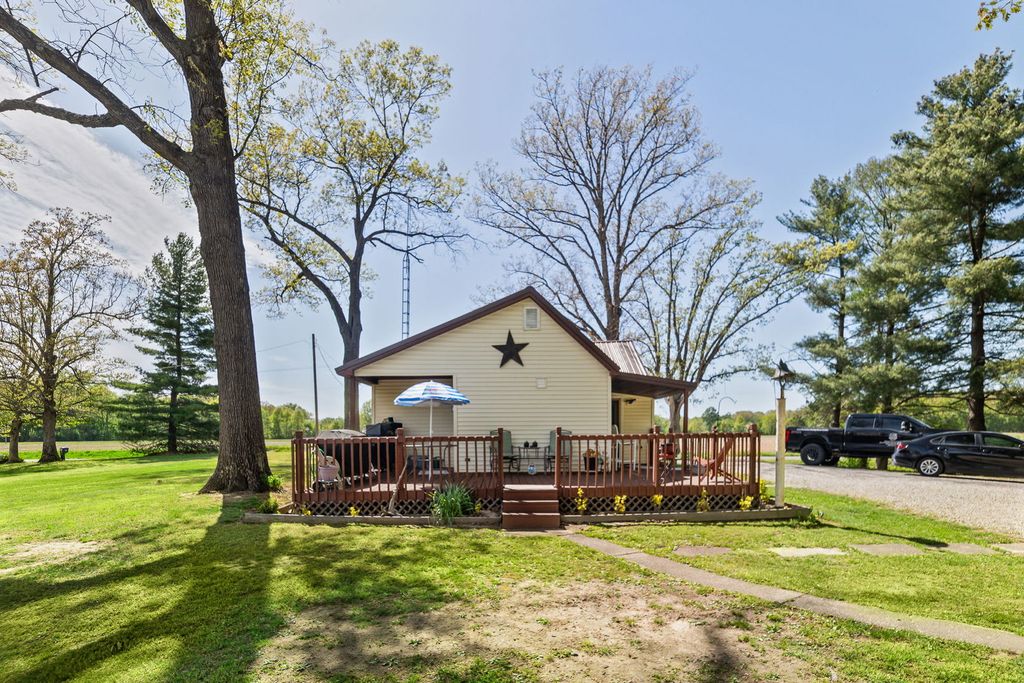 Image 3 of property listing at 1140 Race Track Road, Centralia, IL 62801