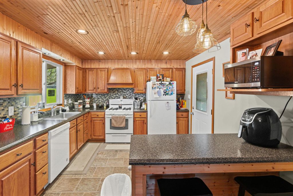 Image 31 of property listing at 1140 Race Track Road, Centralia, IL 62801