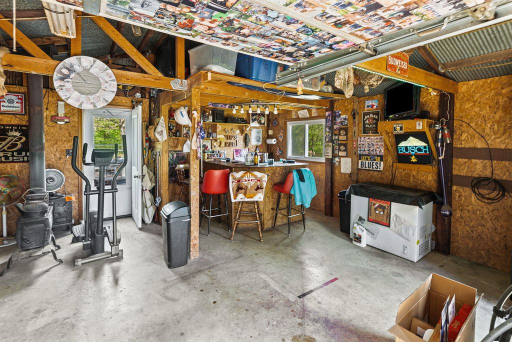 Image 9 of property listing at 1140 Race Track Road, Centralia, IL 62801